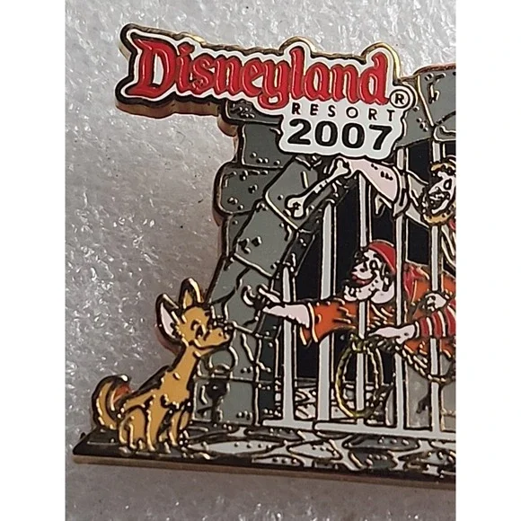 Disney Pin Pirates of the Caribbean 40th Marc Davis Dog Jail Keys LE 250 52948 - Picture 2 of 8